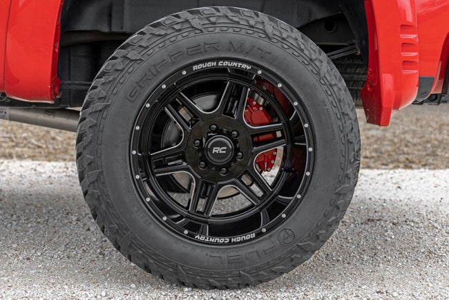 Rough Country 92 Series Wheel | Machined One-Piece | Gloss Black | 18x9 | 6x5.5 | +18mm - The Suspension Specialists