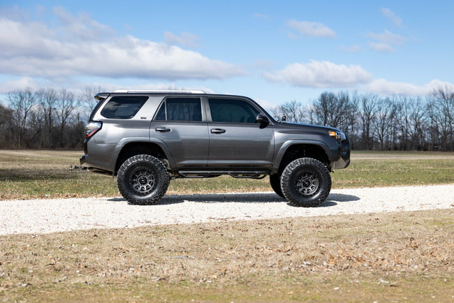 Rough Country 85 Series Wheel | Simulated Beadlock | Gunmetal Gray/Black | 17x9 | 6x5.5 | -12mm - The Suspension Specialists